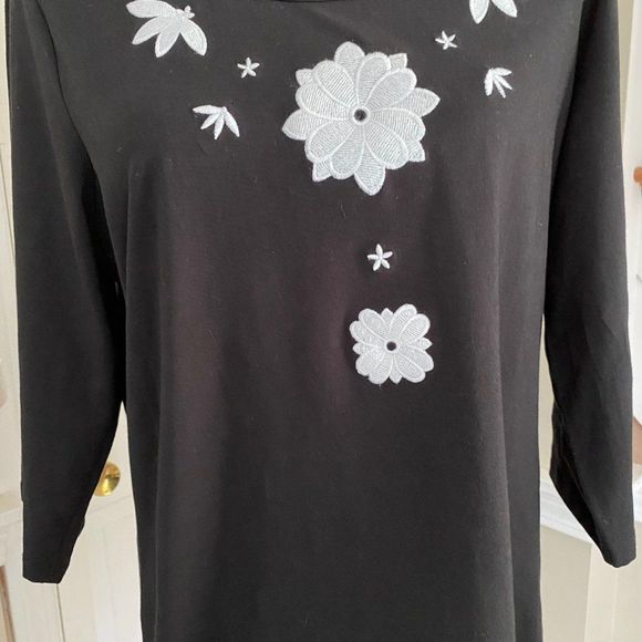 Susan Graver Style Black Top ¾ Length Sleeves Floral Embroidery SZ M - Picture 4 of 10